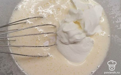 К смеси добавьте сметану, соль, соду и хорошо перемешайте.