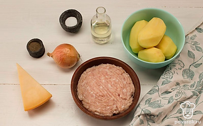 Разрежьте картофель пополам и с помощью ложки сделайте углубления для фарша.