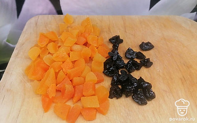 Нарежьте курагу и чернослив на кусочки. 