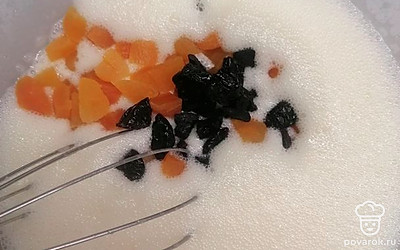 Выложите нарезанные курагу и чернослив в миску со смесью.