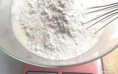 Хорошо перемешайте и добавьте муку.