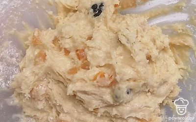 Замесите тесто (оно будет липнуть к рука).