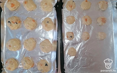 Сформируйте печенье смоченными водой руками и выложите на противень, смазанный маслом. 