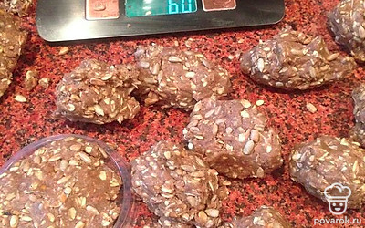 Теплое масло с сахаром взбейте, добавьте яйца и ванилин. Все хорошо взбейте. В отдельной миске смешайте все сыпучие ингредиенты. Все перемешайте в однородную массу. Сформируйте печенье по 60-62 г каждое.