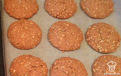Застелите противень бумагой для выпечки и выложите печенье. Выпекайте в разогретой до 180 °С духовке 30 минут.