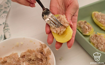 Соедините фарш с луком, поперчите, перемешайте и заполните смесью половинки картофеля.