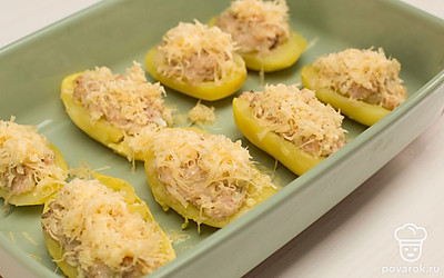 Выложите картофель на противень, смажьте растительным маслом и отправьте в духовку на 25 минут. За 5 минут до готовности присыпьте половинки тертым сыром.