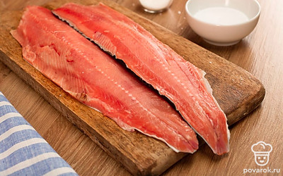 Промойте рыбу и промокните бумажными полотенцами, удалите все кости (при необходимости воспользуйтесь пинцетом). Снимите листики розмарина со стебля.