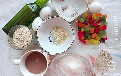 Выньте заранее из холодильника молоко. Разогрейте вафельницу.