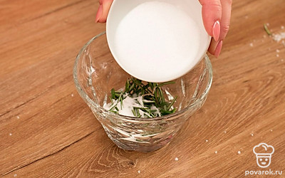 Смешайте соль, сахар и листья розмарина. На дно емкости, в которой вы будете засаливать рыбу, насыпьте половину смеси. Оставшейся частью хорошенько натрите рыбу.