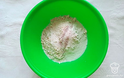 В миску добавьте муку, соль, сахар, овсянку, обычный ванилин и с ароматом рома. Перемешайте содержимое емкости.