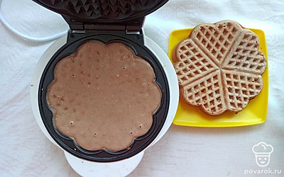 Добавьте яйца, молоко и кунжут и снова перемешайте. Вылейте немного теста в вафельницу и выпекайте до готовности примерно 5-8 минут в зависимости от мощности вафельницы.