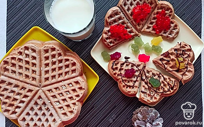 Перед подачей посыпьте печенье кунжутом и украсьте мармеладом. Также можно сделать и соленый вариант. Добавьте красную рыбу, икру или авокадо.