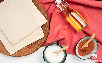 Тесто разморозьте заранее. Разогрейте духовку до 180 градусов. Застелите противень пергаментом или силиконовым ковриком.