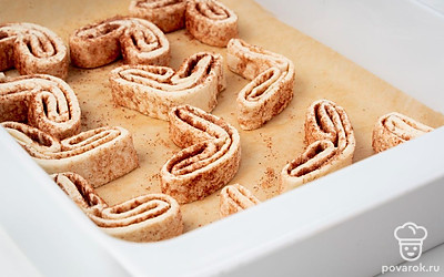 Приготовьте сердечки. Рулет из теста нарежьте острым ножом на кусочки шириной около 1 см или меньше, выложите на противень, смазанный растительным маслом. Отправьте в духовку на 20 минут.