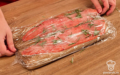 Выложите сёмгу на смесь кожей вниз, накройте емкость с рыбой пищевой пленкой и отправьте в холодильник на 14 часов.