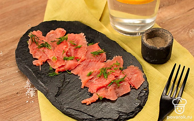 Слейте образовавшуюся жидкость и подавайте рыбу, нарезав слайсами.