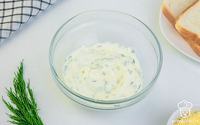 Приготовьте соус. Зелень измельчите. В миске смешайте сметану, сыр, зелень, соль и перец по вкусу. Соус готов.