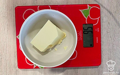 Взвесьте 95 г сливочного масла.