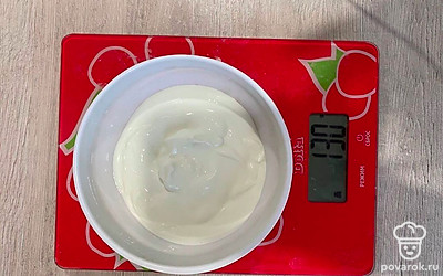 Затем 130 г 15% сметаны.