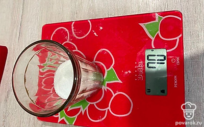 Далее 70 г сахара.