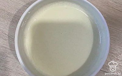 Перемешайте сметану с сахаром до однородности.