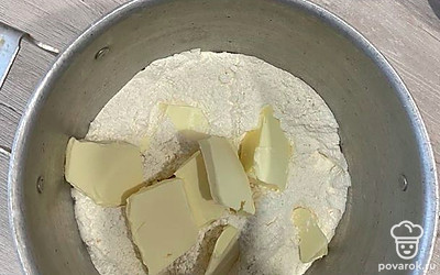 Добавьте в муку щепотку соли, разрыхлитель, перемешайте. К полученной смеси добавьте размягченное сливочное масло и хорошо смешайте все ингредиенты до однородного состояния.