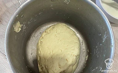 Готовое тесто уберите в холодильник на 30 минут. Достаньте тесто и раскатайте его в пласт толщиной около 0,7 мм.