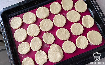 Возьмите любую форму и вырежьте с ее помощью печенье. Поставьте в разогретую до 180 градусов духовку на 20 минут.