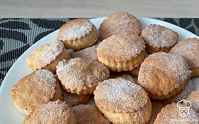 Подавайте к чаю, посыпав сахарной пудрой.