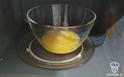 Растопите сливочное масло в микроволновке в течение 1 минуты.