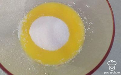 Добавьте в ёмкость 200 г сахара.