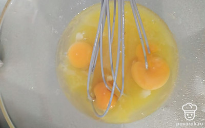 Вбейте 3 яйца и хорошо перемешайте.