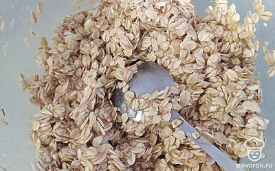 В массу всыпьте овсянку и снова перемешайте.