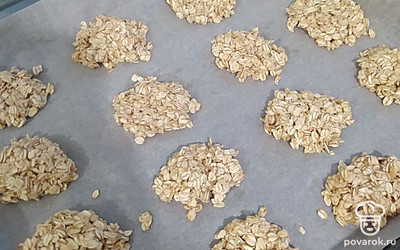 Из полученной смеси слепите печенье, выложите на противень, застеленный бумагой для выпечки.