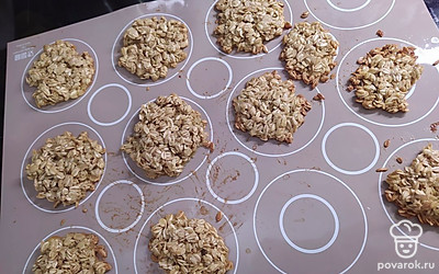 Выпекайте в духовке в течение 12-15 минут при 180 градусах.