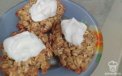  Подавайте порционно по 3 штучки в тарелке, красиво выложив сверху сметану. 