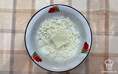 Выложите творог в миску и разотрите все комочки. Мягкое сливочное масло добавьте в творог и вилкой перемешайте до однородности.