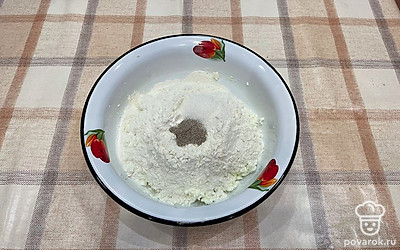 Муку, соль, ванильный сахар, разрыхлитель и сахарный песок соедините с творожной массой.