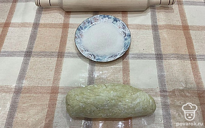 Холодное тесто раскатайте в «колбаску» и нарежьте на одинаковые кусочки толщиной 1 см. Далее каждый кусочек теста раскатайте достаточно тонко, примерно 0,5 см. Стаканом вырежьте ровные лепешки.