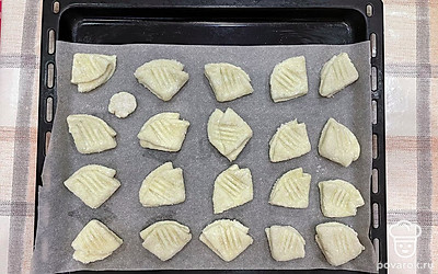 Лепешку с одной стороны обмакните в сахар, сложите пополам и еще раз пополам, чтобы получилось 1/4 круга. Сверху присыпьте сахаром. Духовой шкаф разогрейте до 180 градусов. Противень с печеньем поставьте в уже горячую духовку и выпекайте 20 минут при температуре 180 градусов.