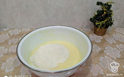 Муку добавляйте постепенно, чтобы не образовались комочки.