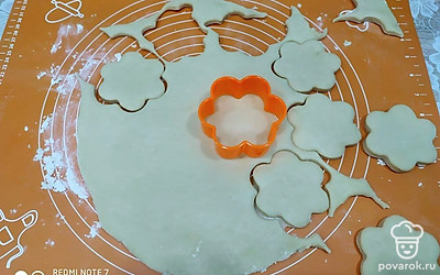 Раскатайте тесто в пласт толщиной в 1 см, потом вырежьте печеньки формочкой.