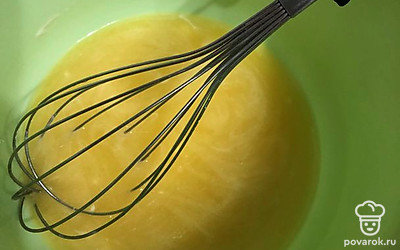 Масло растопите, добавьте сахар, яйца. Все хорошо перемешайте.