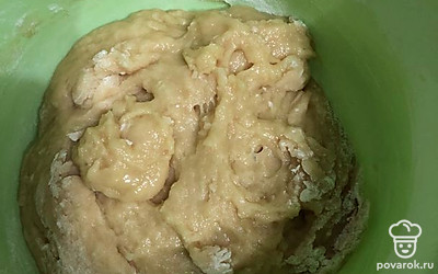 Муку смешайте с разрыхлителем и постепенно добавьте в полученную смесь. Хорошо перемешайте. 