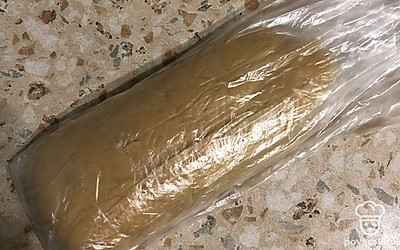 Примерно 1/3 теста переложите в пакет и уберите в морозилку, чтобы оно замерзло.