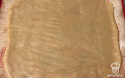 Остальное тесто раскатайте пластом примерно в 1 см толщиной.