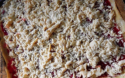 Выложите на тесто варенье, а сверху натрите на терке замороженный кусок теста. Выпекайте в духовке при 180 градусах 15-20 минут.