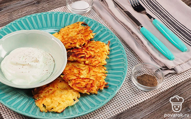 Сырные драники с чесноком — Рецепт с фото