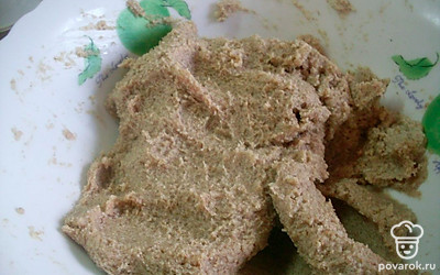 Яйцо взбейте вилкой с сахаром, добавьте размягченное масло и сметану. Перемешайте, всыпьте овсяную и пшеничную муку с разрыхлителем.